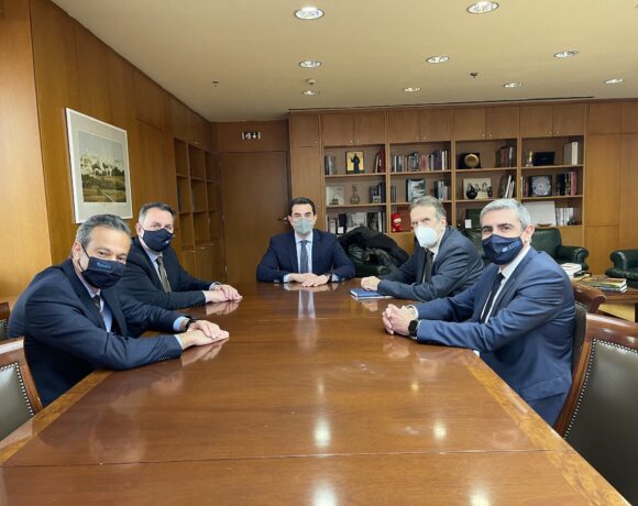 Σκρέκας – ΕΣΕΕ: Στο επίκεντρο τα μέτρα στήριξης των επιχειρήσεων για τις ανατιμήσεις στην ενέργεια