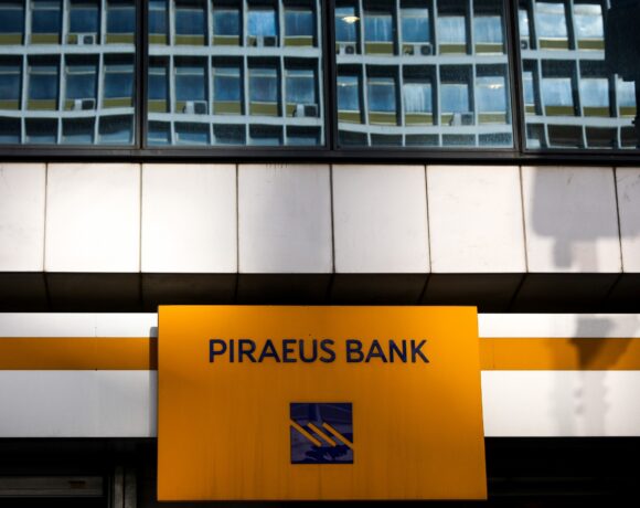 Τράπεζα Πειραιώς: Χωρίς προμήθεια μετατροπής συναλλάγματος οι πολίτες από Ουκρανία
