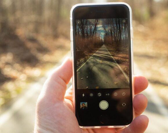 Iphone Se: Η Apple φέρεται να μειώνει την παραγωγή του κατά 20%