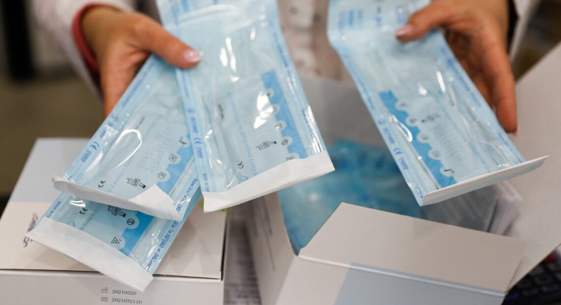 Self Tests: Ξεκινά η διάθεση σε μαθητές και εκπαιδευτικούς από τα φαρμακεία