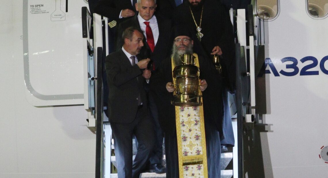 Άγιο Φως: Έφτασε στην Ελλάδα από τα Ιεροσόλυμα