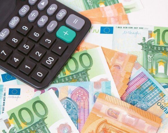 Ασφαλιστικές εισφορές: Έρχεται νέα μείωση από την 1η Ιουνίου – Πόσα θα κερδίσουν οι μισθωτοί