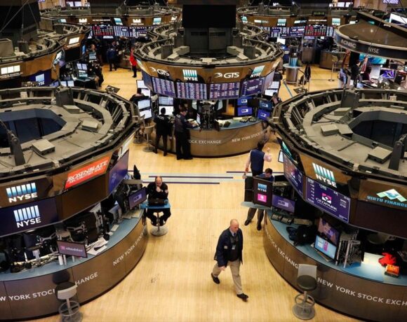Βίοι αντίθετοι στις μετοχές: Μικρές απώλειες στη Wall Street, αισθητά κέρδη στην Ευρώπη