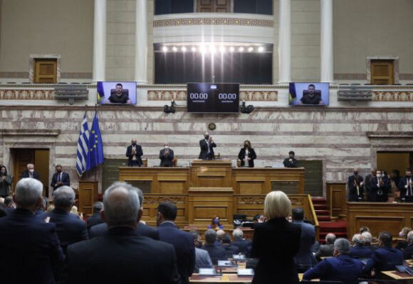 Βουλή: Καταχειροκροτήθηκε ο Ζελένσκι από τους έλληνες πολιτικούς