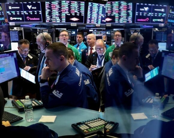 Βουτιά έκανε η Wall Street: Απώλειες 400 μονάδων για τον Dow Jones – Άνω το 2% η πτώση του Nasdaq
