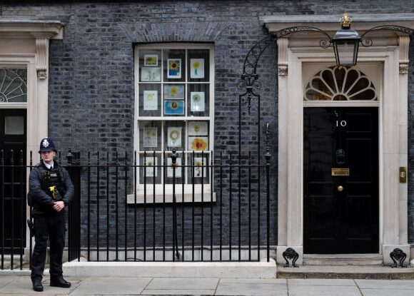 Βρετανία: Στους «παραλήπτες» επιδόθηκαν τα πρώτα πρόστιμα για τα κυβερνητικά κορονοπάρτι