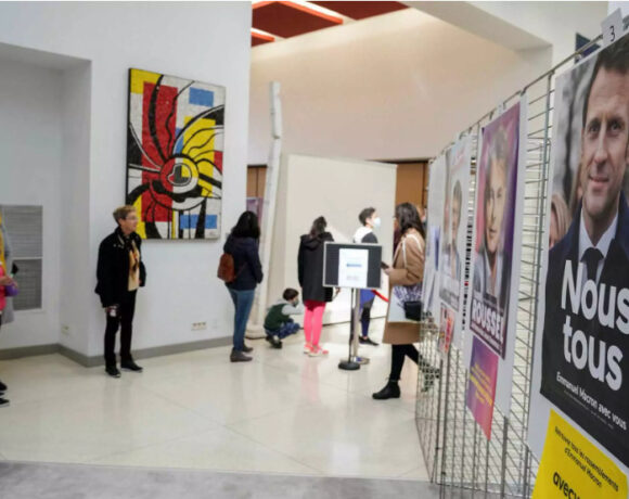 Γαλλία: Ανοίγουν τα εκλογικά τμήματα για τις προεδρικές εκλογές – Αμφίρροπη η «μάχη» Μακρόν – Λεπέν