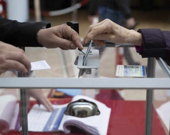 Γαλλικές εκλογές: Γύρω στο 28% η αποχή – Προβάδισμα Μακρόν δείχνουν οι δημοσκοπήσεις