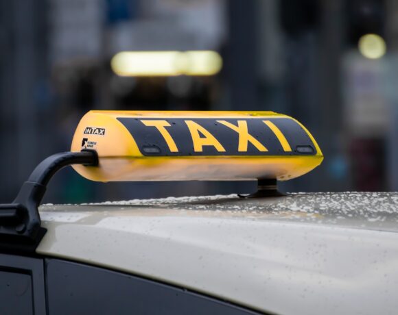 Επίδομα 200 ευρώ σε ταξί: Πληρωμές σε 19