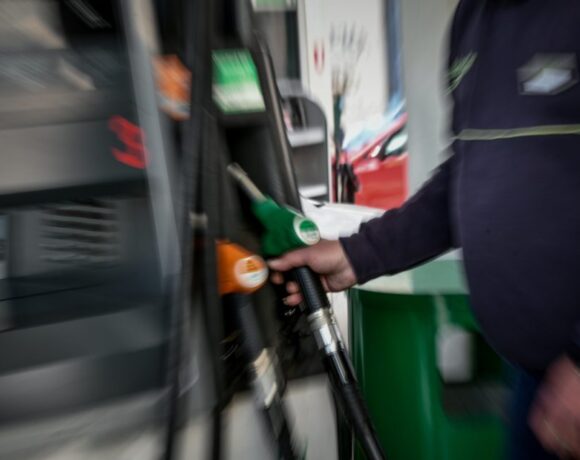 Επιδότηση καυσίμων: Από Τρίτη φθηνότερο για όλους το πετρέλαιο κίνησης