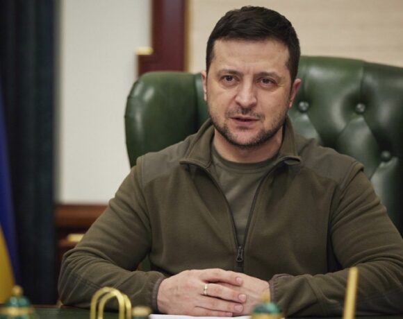 Ζελένσκι: Κατηγορεί τους Ρώσους ότι ναρκοθετούν τις περιοχές απ’ όπου αποχωρούν