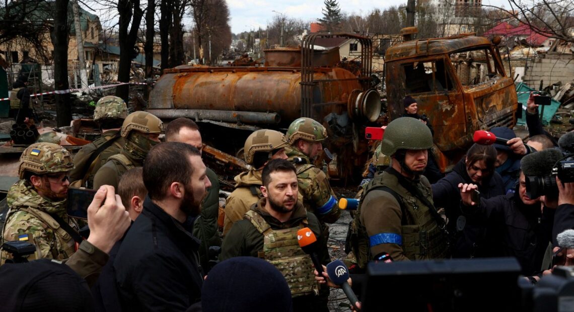 Ζελένσκι: Στην Μπούκα ο Ουκρανός πρόεδρος – «Πολύ δύσκολο να διαπραγματευτείς όταν βλέπεις τι έχουν κάνει εδώ»