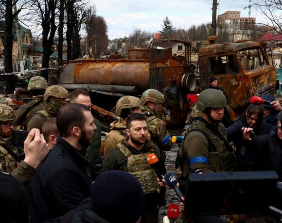 Ζελένσκι: Στην Μπούκα ο Ουκρανός πρόεδρος – «Πολύ δύσκολο να διαπραγματευτείς όταν βλέπεις τι έχουν κάνει εδώ»