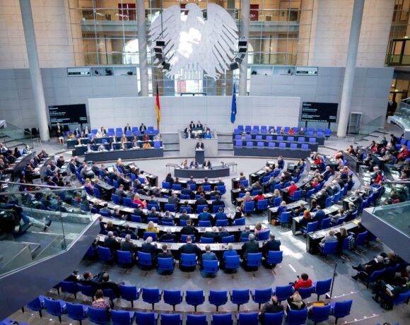 Η γερμανική Βουλή έτοιμη να εγκρίνει την παράδοση βαρέων όπλων στην Ουκρανία