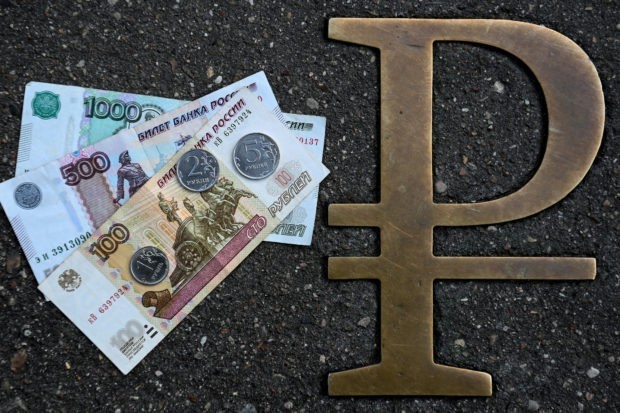 Η Ρωσία «παγώνει» την πώληση ομολόγων για το 2022