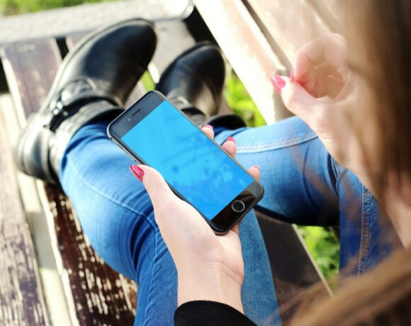 ΗΠΑ: Γυναίκα έπεσε σε τρύπα εξωτερικής τουαλέτας για να πιάσει το κινητό της