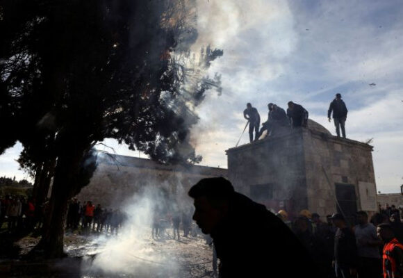 Ιερουσαλήμ: Τουλάχιστον 31 τραυματίες από τα βίαια επεισόδια Παλαιστινίων- Ισραηλινών στο τέμενος αλ-Άκσα