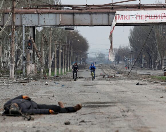 Μαριούπολη: Ρώσοι ξεθάβουν τα πτώματα για να κρύψουν τα εγκλήματα πολέμου, λένε οι Ουκρανοί