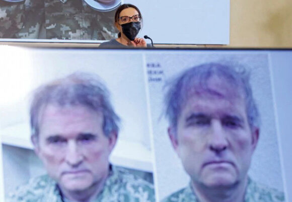 Μεντβεντσούκ: Η σύζυγός του καταγγέλλει ότι τον ξυλοκόπησαν οι ουκρανικές αρχές ασφαλείας
