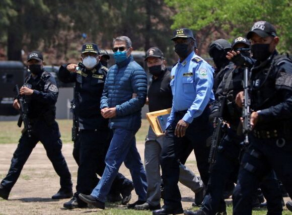 Ονδούρα: Με χειροπέδες μεταφέρθηκε ο πρώην πρόεδρος στις ΗΠΑ όπου θα δικαστεί για ναρκωτικά