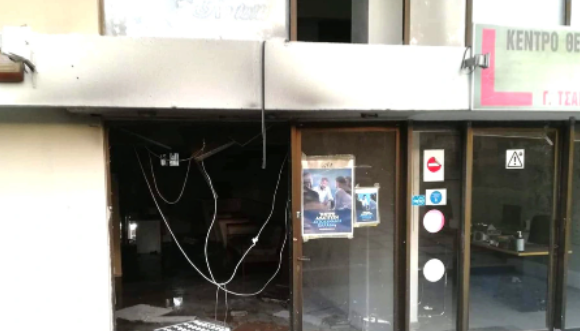 Πεύκη: Εμπρηστική επίθεση στα γραφεία της Νέας Δημοκρατίας