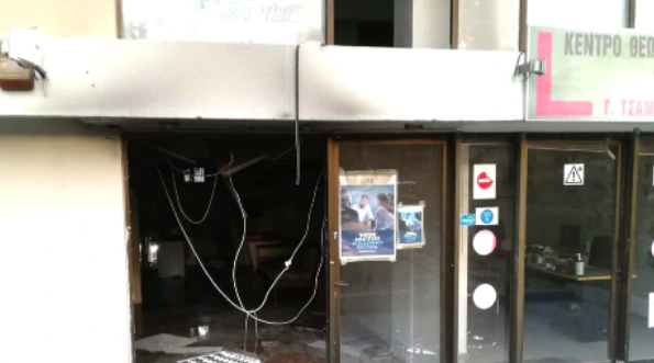 Πεύκη: Εμπρηστική επίθεση στα γραφεία της Νέας Δημοκρατίας