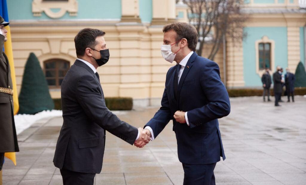 Πόλεμος στην Ουκρανία: Επικοινωνία Μακρόν – Ζελένσκι μετά την ψυχρότητα για τον όρο γενοκτονία