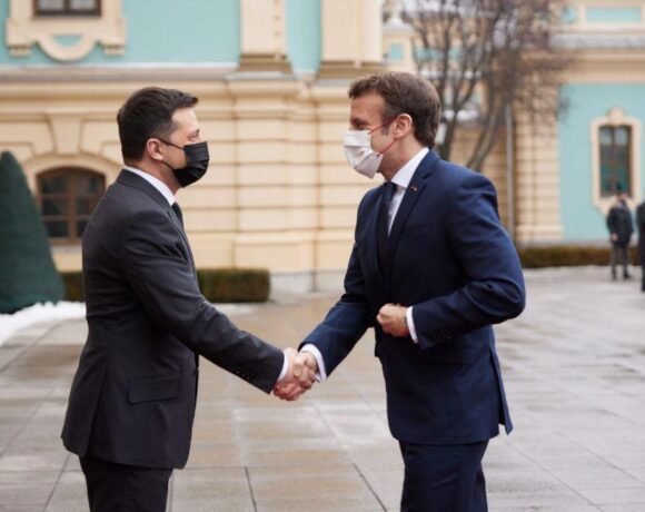 Πόλεμος στην Ουκρανία: Επικοινωνία Μακρόν – Ζελένσκι μετά την ψυχρότητα για τον όρο γενοκτονία