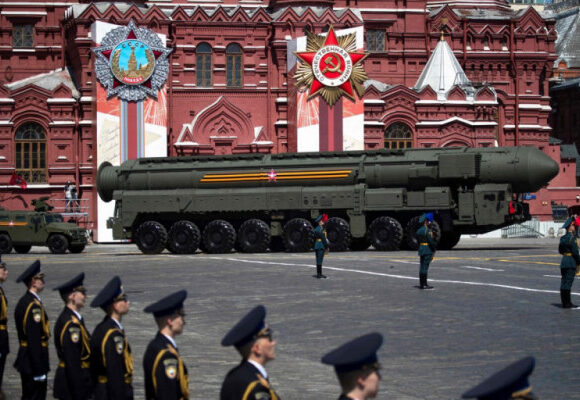 Πόλεμος στην Ουκρανία: Οι ήττες μπορεί να οδηγήσουν τον Πούτιν στη χρήση πυρηνικών, λέει η Cia