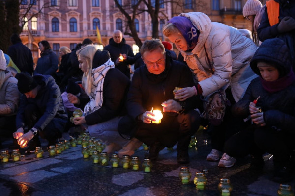 Πόλεμος στην Ουκρανία: Πολίτες στο Λβιβ άναψαν εκατοντάδες κεριά στη μνήμη των θυμάτων