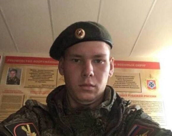 Πόλεμος στην Ουκρανία: Σάλος με τη φωτογραφία Ρώσου στρατιώτη που φέρεται να βίασε και να σκότωσε παιδί