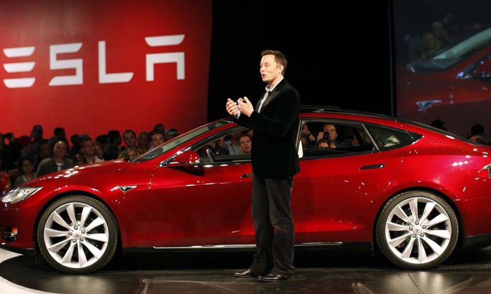 Πώς η Tesla προσπαθεί να βγάλει χρήματα από όπου μπορεί