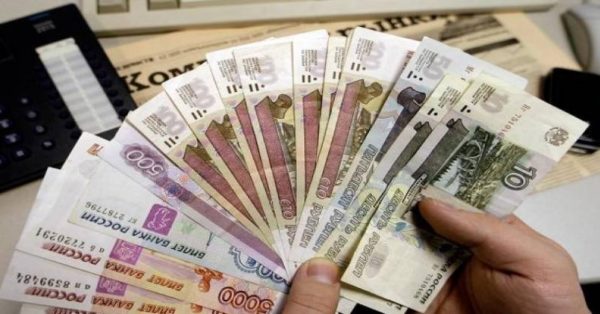 Ραντεβού σε Mcdonald’s και σταθμούς τρένων: Ρώσοι αγοράζουν στα κρυφά δολάρια και ευρώ