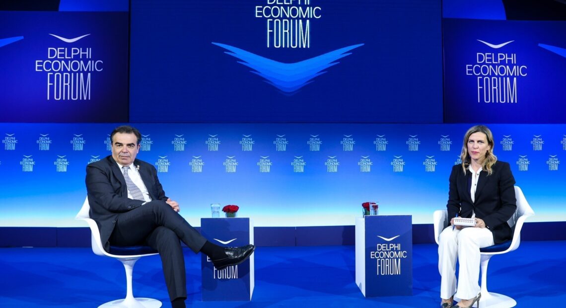 Σχοινάς: Οι κυρώσεις κατά της Ρωσίας πιθανόν να περιλαμβάνουν το πετρέλαιο