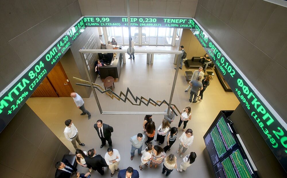 Χρηματιστήριο: Επιστροφή στις 900 μονάδες μετά από 1,5 μήνα – Ποιες μετοχές έκαναν το «ξεπέταγμα»