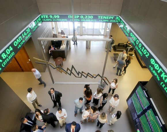Χρηματιστήριο: Επιστροφή στις 900 μονάδες μετά από 1,5 μήνα – Ποιες μετοχές έκαναν το «ξεπέταγμα»