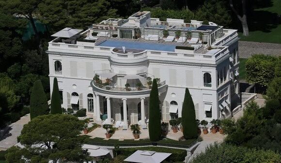 Château De La Croë: Από τον Ωνάση και το Νιάρχο, στον Αμπράμοβιτς – Ποιοι έβαλαν στο στόχαστρο τον πύργο της χλιδής