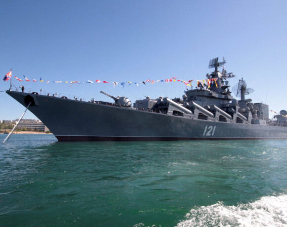 Moskva: Ο αρχηγός του Πολεμικού Ναυτικού της Ρωσίας συναντήθηκε με μέλη του πληρώματος, αναφέρουν ρωσικά ΜΜΕ