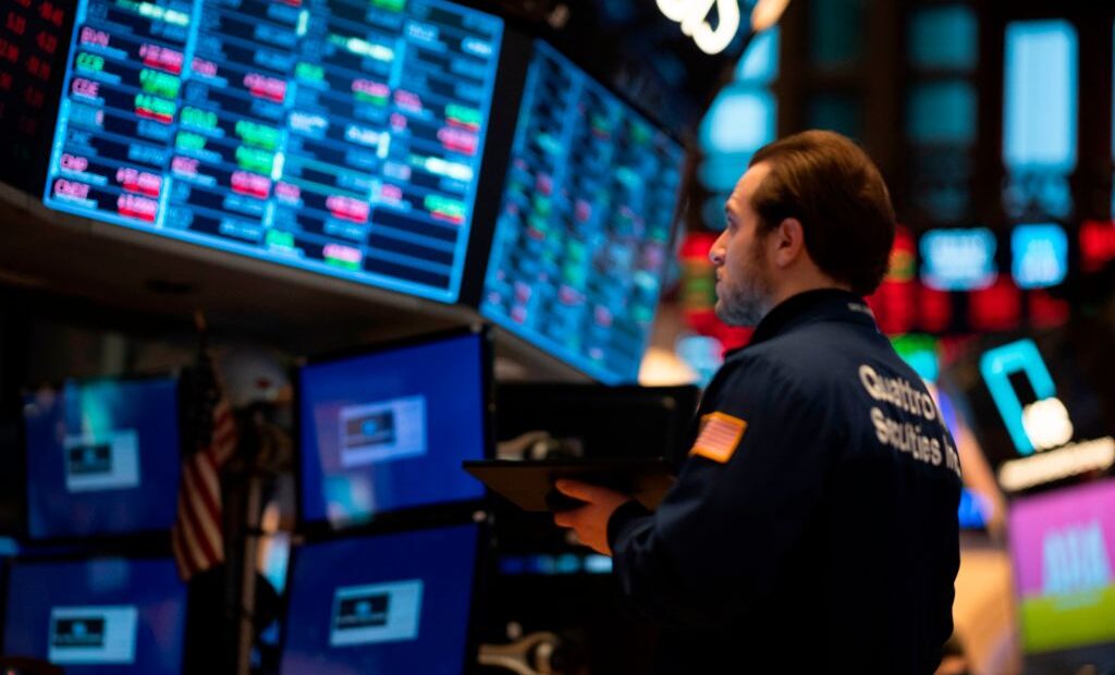 Wall Street: Κόλλησαν στο κόκκινο με οριακές απώλειες οι δείκτες