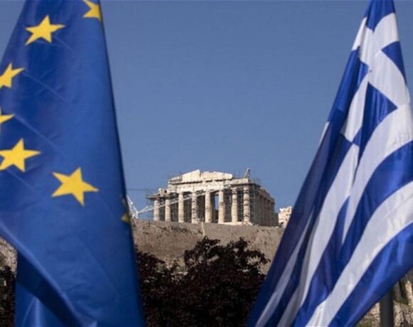 Bloomberg: Η ΕΕ ανοίγει τον δρόμο για περαιτέρω ελάφρυνση του ελληνικού χρέους