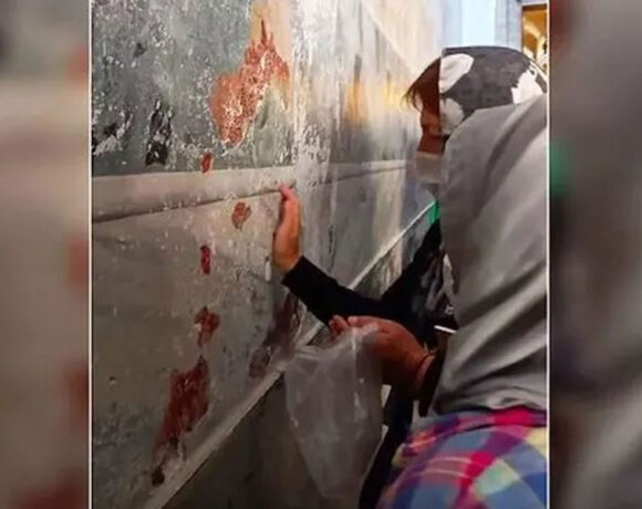 Αγία Σοφία: Νέοι βανδαλισμοί – Ξύνουν τους τοίχους για να πάρουν… ενθύμια