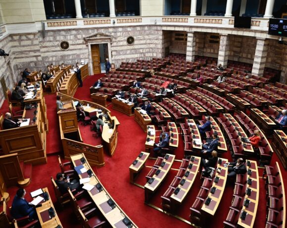 Βουλή: Υπερψηφίστηκε στις Επιτροπές ο κλιματικός νόμος – Στις 26/5 η ψήφισή του από την Ολομέλεια