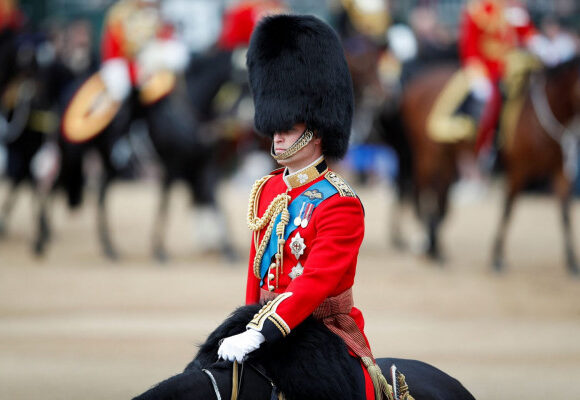 Βρετανία: Όλα έτοιμα για την παρέλαση προς τιμήν της βασίλισσας – Χιλιάδες στρατιώτες και εκατοντάδες άλογα επί ποδός