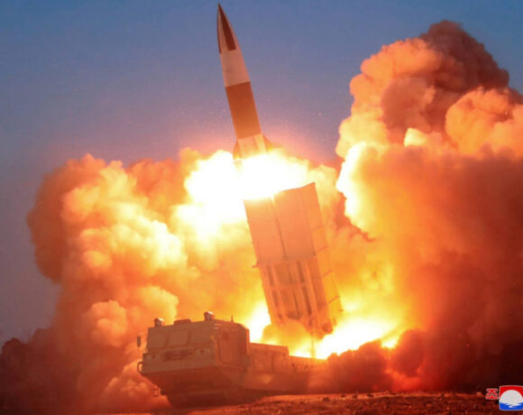 Βόρεια Κορέα: Εκτόξευσε νέο πύραυλο «αγνώστου τύπου»