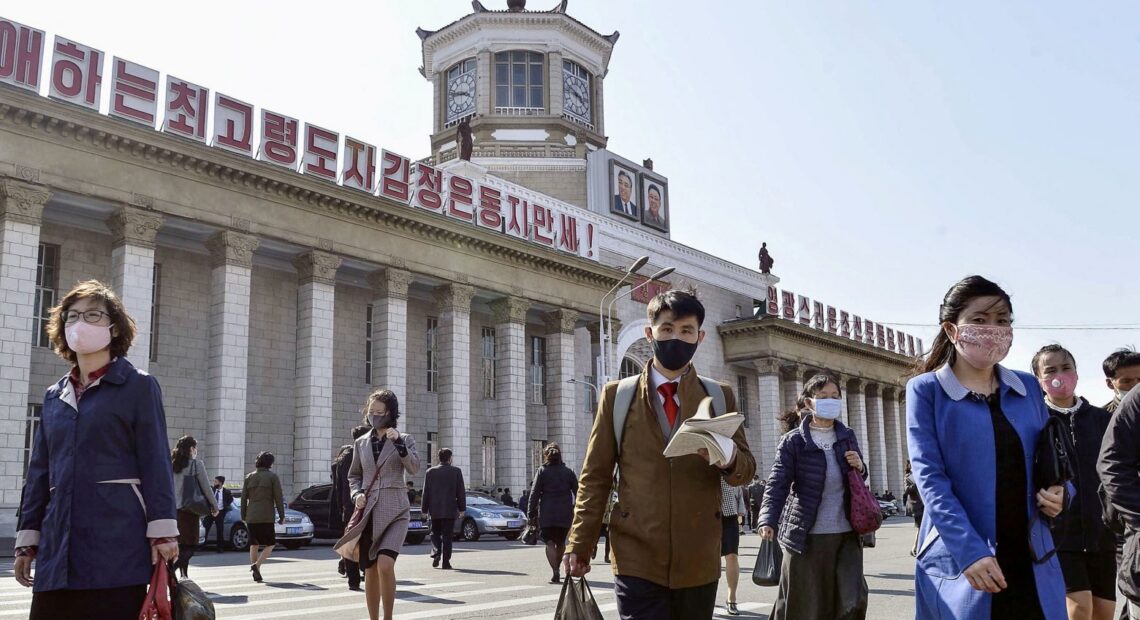Βόρεια Κορέα: Η εξάπλωση του κοροναϊού πιθανόν να συνδέεται με στρατιωτική παρέλαση, σύμφωνα με ειδικούς