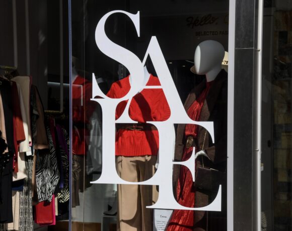 Ενδιάμεσες εκπτώσεις 2022: Ευκαιρία για φθηνές αγορές – Μέχρι πότε θα διαρκέσουν