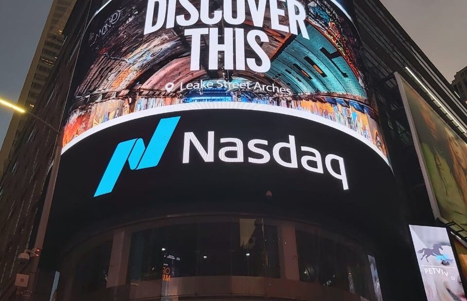 Θετική αντίδραση στη Wall Street με «αέρα» από τα πρακτικά της Fed