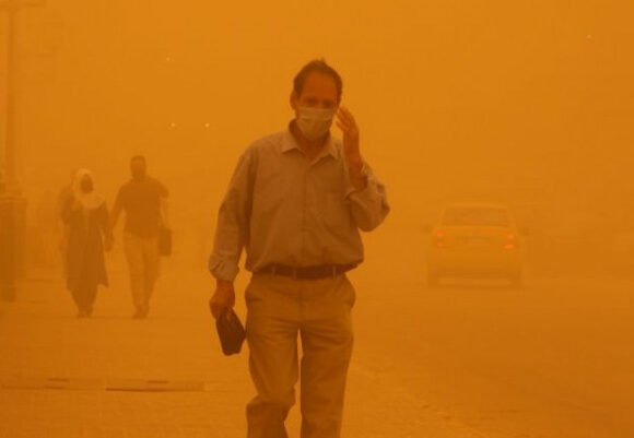 Ιράκ: Απόκοσμο σκηνικό από αμμοθύελλα – Έκλεισαν αεροδρόμια, σχολεία, δημόσιες υπηρεσίες