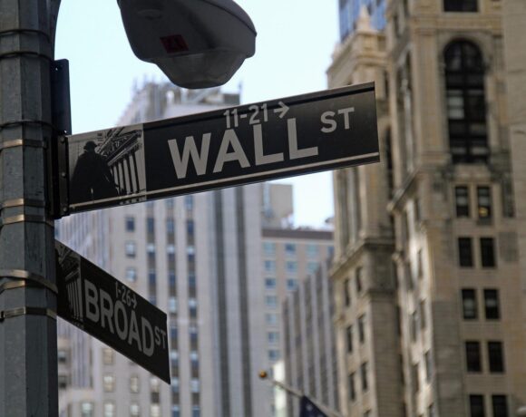 Ισχυρή διόρθωση στη Wall Street μετά το χθεσινό ράλι – Βουτιά 300 μονάδων για τον Dow