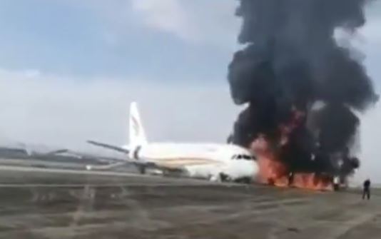 Κίνα: Αεροσκάφος βγαίνει από τον διάδρομο και τυλίγεται στις φλόγες – 40 τραυματίες